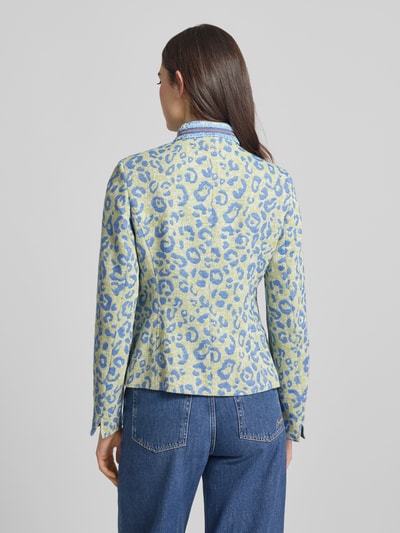 Frauenmodel trägt Slim Fit Blazer mit Allover-Animal-Stitching von WHITE LABEL aus Baumwoll-Mix in Hellgelb und Blau, Ganzkörperansicht Rückansicht. Rückenlänge 58 cm, Brustweite 48 cm, Ärmellänge 64 cm, Stehkragen, aufgesetzteTaschen, durchgängige Knopfleiste.