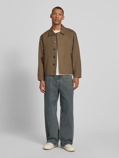 Mężczyznę model nosi Regular Fit Hemdjacke aus Leinen-Baumwoll-Mix Modell 'LEWIS' od SELECTED HOMME, jednolity kolor, długie rękawy, guziki, kieszenie z patkami, tkanina flamkowa; widok całej sylwetki z przodu.