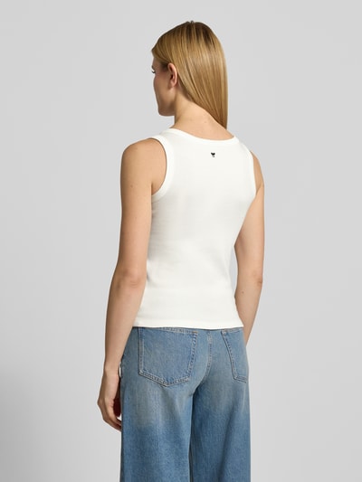 Kobiece model prezentuje Slim Fit Tank Top aus Baumwoll-Mix Modell 'MULTIC' od Weekend Max Mara, efekt: jednolity kolor, krój slim fit, detal z logo, dekolt w łódkę, szerokie ramiączka, drobne prążkowanie, mieszanka bawełny, widok całej sylwetki od tyłu