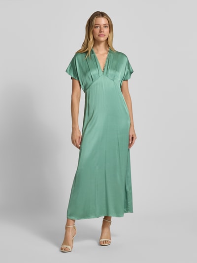 Vrouwenmodel draagt Maxikleid aus Viskose mit V-Ausschnitt van Jake*s Collection in lichtgroen, a-lijn, v-hals, kantdetail, volledige lichaamsvoorzijde.