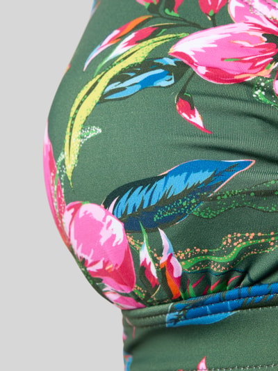 Frauenmodel trägt Bralette Bikini-Oberteil mit Spaghettiträgern Modell 'Malia' von LASCANA im floralen Design, Material-Mix mit Stretch-Anteil, Nahaufnahme Oberkörper.