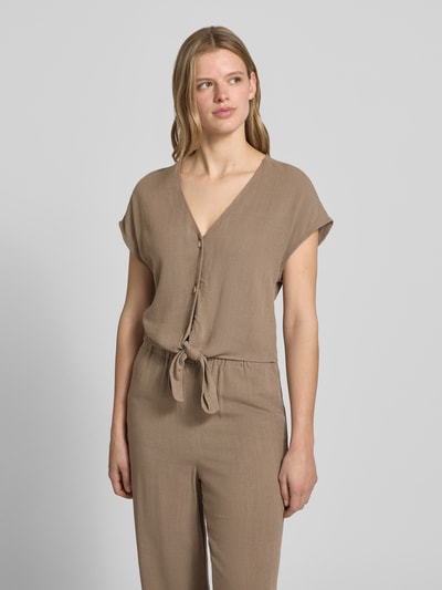 Frauenmodel trägt Regular Fit Blusentop aus Viskose-Leinen-Mix Modell 'SIESTA' von Only, Melange-Optik, Knotendetail, Flammgarn, Nahaufnahme Oberkörper.