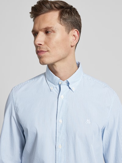 Männermodel trägt Regular Fit Freizeithemd aus reiner Baumwolle von Marc O'Polo mit blau-weißem Streifenmuster, Nahaufnahme Oberkörper.
