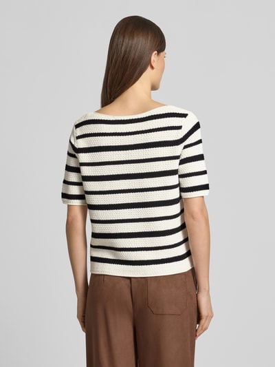 Männermodel trägt Strickshirt mit aufgesetzten Taschen von Oui, mieszanka materiałów z dodatkiem streczu, krój regular fit, okrągły dekolt, detal z logo, długość tyłu 52 cm, długość rękawów 27 cm, widok całej sylwetki z tyłu