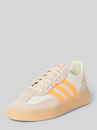 Produktfoto, Sneakersy mit Schnürverschluss von adidas Sportswear, mieszanka skóry, zaokrąglony czubek, detal z logo, fakturowana podeszwa, jasne kolory, wysokość obcasa 4 cm, wysokość cholewki 7 cm, szerokość cholewki 6 cm.