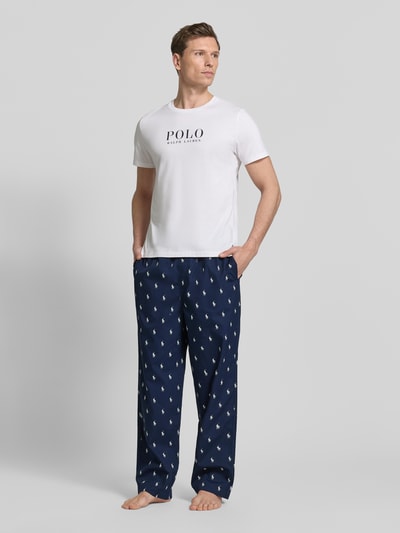 Mężczyznamodel nosi Comfort Fit Pyjama-Hose aus reiner Baumwolle Modell 'PJ PANT-SLEEP-BOTTOM' von Polo Ralph Lauren Underwear, granatowe spodnie z bawełny, wzór polo-pony, elastyczny pasek, kieszenie boczne, widok całopostaciowy z przodu