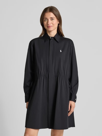 Frauenmodel trägt Tailliertes Hemdblusenkleid aus reiner Baumwolle von Polo Ralph Lauren, Optik: Unifarben, Mini, Hemdkragen, Logo-Stitching, Taillenraffung mit Kordelzug, Verschluss: verdeckte Knopfleiste, Material: Reine Baumwolle, Ganzkörperansicht von vorne.