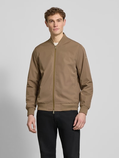 Mannenmodel draagt Regular Fit Jacke mit Stehkragen Modell 'Rapid' van CINQUE in bruin, tweewegrits, elastische boorden, voorkant volledig zichtbaar, Ganzkörperansicht von vorne.