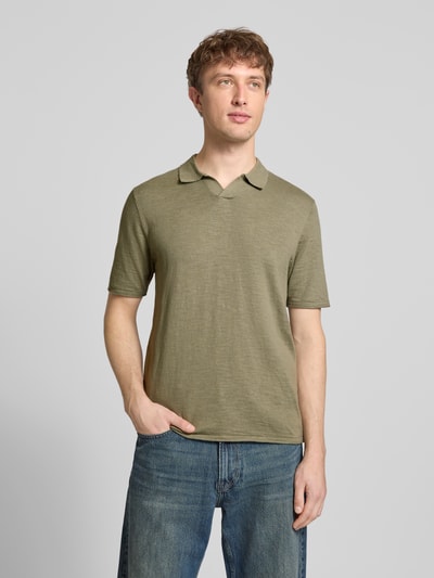 Männermodel trägt Slim Fit Poloshirt in Strick-Optik Modell 'Kane' von Jack & Jones, grün, reine Baumwolle, Kurzarm, Ganzkörperansicht von vorne.