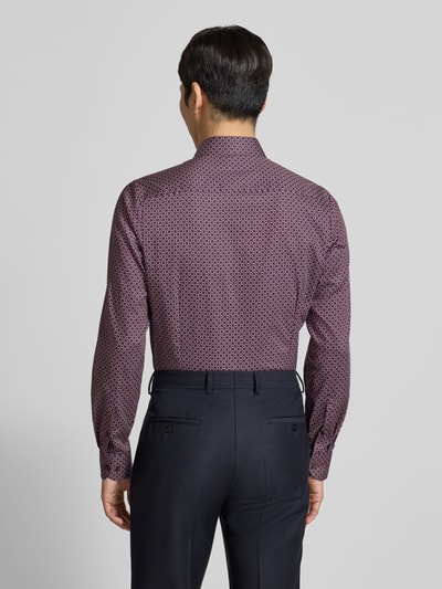 Männermodel draagt Slim Fit zakelijk overhemd uit puur katoen met Kentkraag van OLYMP Level Five, ruglengte 80 cm, schouderbreedte 44 cm, mouwlengte 68 cm, knoopsluiting, donker patroon, Ganzkörperansicht Rückansicht.