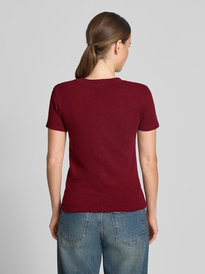 Vrouwenmodel draagt t-shirt met ronde hals Model 'SONOMA' van American Vintage in bordeaux, puur katoen, slim fit, ruglengte maat S 52 cm, volledig zicht van achteren