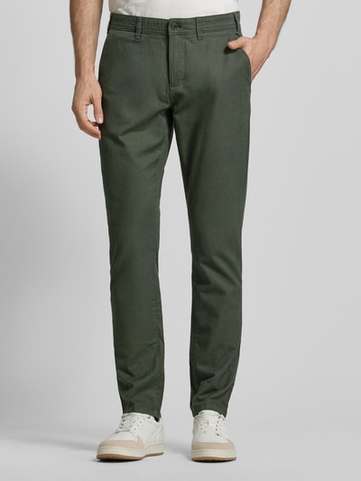 Männermodel trägt Stoffhose mit französischen Eingrifftaschen von MCNEAL, Baumwoll-Elasthan-Mix, gerader Schnitt, Nahaufnahme Oberkörper.