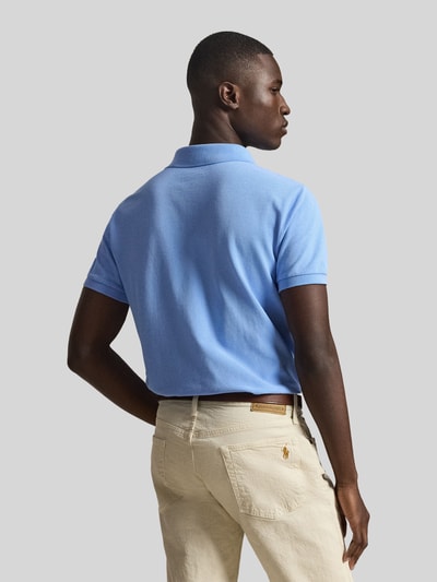 Männermodel trägt Regular Fit Poloshirt aus reiner Baumwolle von Polo Ralph Lauren in Hellblau mit Polokragen, Rückansicht Ganzkörperansicht.