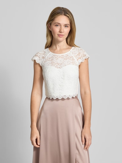 Vrouwenmodel draagt Cropped T-shirt uit florale kant van Jake*s Cocktail, elastische materiaalmix, korte fit, ronde hals, semi-transparant, geïntegreerd bustier, ruglengte maat 36: 38 cm, Ganzkörperansicht van voren.