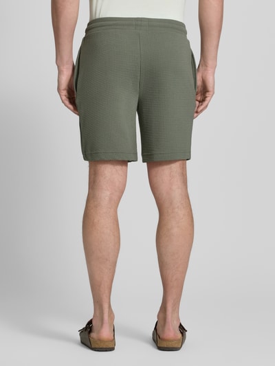 Männermodel trägt Regular Fit Sweatshorts aus Baumwoll-Mix Modell 'AUSTIN' von HUGO, Optik: Unifarben, Waffelstruktur, Ganzkörperansicht Rückansicht.