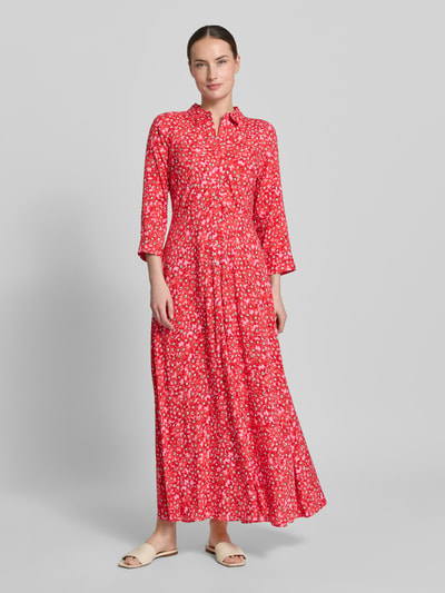 Frauenmodel trägt Hemdblusenkleid aus Viskose mit Knopfleiste Modell 'SAVANNA' von YAS, A-Linie, Maxikleid, Allover-Look, Ganzkörperansicht von vorne. Rückenlänge bei Größe S: 140 cm, Brustweite bei Größe S: 47 cm, Ärmellänge bei Größe S: 49 cm.