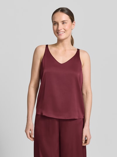 Frauenmodel trägt Regular Fit Top aus Satin von V by Vera Mont in Burgunderrot mit V-Ausschnitt, ärmellos, glatte Oberfläche, Nahaufnahme Oberkörper.