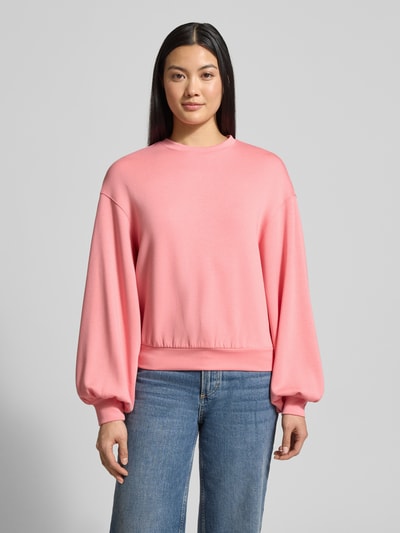Vrouwenmodel draagt Oversized Sweatshirt met geribde boorden, model 'Brionna' van MSCH Copenhagen, roze, viscosemix, stretch, voorkant volledig lichaam.