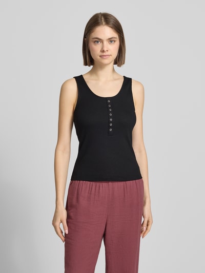Frauenmodel trägt Slim Fit Tank Top aus Baumwoll-Mix Modell 'SIMPLE' von Only, Optik: Unifarben, Feinripp, Ganzkörperansicht von vorne.