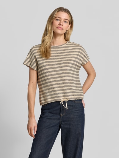 Frauenmodel trägt Damen T-Shirt mit Strukturmuster Modell 'Sedopa' von OPUS, Beige mit dunklen Streifen, Baumwoll-Mix, Regular-Fit, Rundhalsausschnitt, Saum mit Kordelzug, Rückenlänge bei Größe 36: 47 cm, Ganzkörperansicht von vorne.