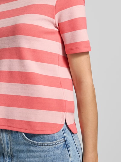Frauenmodel trägt T-Shirt mit Rundhalsausschnitt und 1/2-Arm von More & More, gestreiftes Design in Rosa und Pink, Nahaufnahme Oberkörper, Damen T-Shirt Regular Fit Allover-Look Rückenlänge 55 cm bei Größe 36.