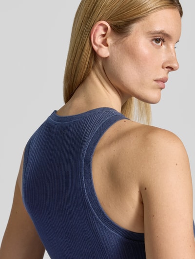 Frauenmodel trägt Slim Fit Top mit Rundhalsausschnitt von Victoria Beckham aus elastischem Baumwoll-Mix mit Strukturmuster, ärmellos, Nahaufnahme Rückenansicht.