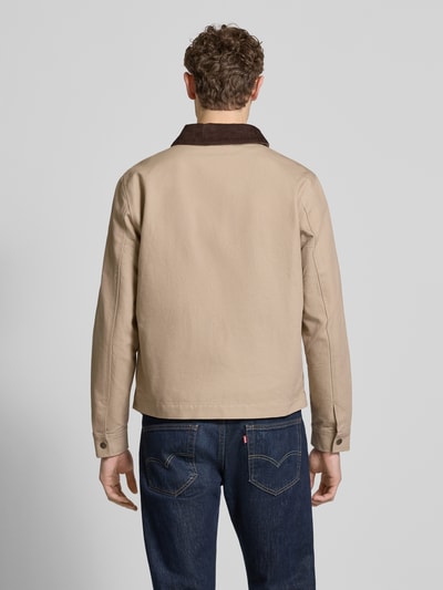 Männermodel trägt Regular Fit Jacke mit Umlegekragen van MCNEAL aus katoen, beige mit bruine kraag, steekzakken, rugaanzicht volledig