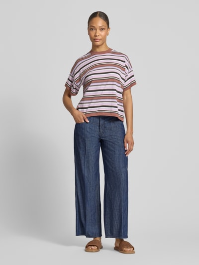 Frauenmodel trägt Loose Fit Jeans aus reiner Baumwolle Modell 'AIMEE' von Cambio in Denim-Optik mit Label-Patch, Twill-Material, Ganzkörperansicht von vorne.