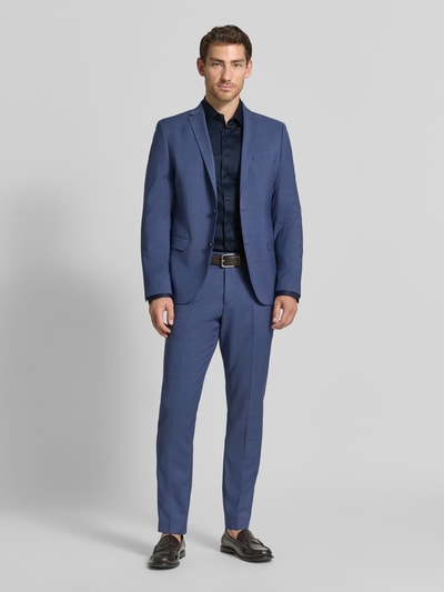 Männermodel trägt zakelijk overhemd Slim Fit Businesshemd aus katoenmix model 'FILIP' van Selected Homme, Heren, Ganzkörperansicht van voren