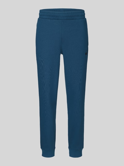 Produktfoto, blaue Jogginghose mit elastischem Bund und Bündchen, glatte Struktur, kein sichtbares Logo, vor grauem Hintergrund.