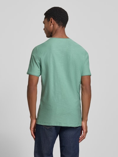 Männermodel trägt T-Shirt mit V-Ausschnitt und Rollsaum von MCNEAL in Grün, Reine Baumwolle, Regular-Fit, Rückenlänge 81 cm, Ganzkörperansicht Rückansicht.