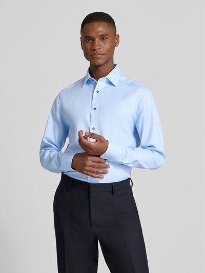 Männermodel trägt Regular Fit Businesshemd aus reiner Baumwolle mit Kentkragen von OLYMP, hellblau, glatte Textur, Ganzkörperansicht von vorne, durchgängige Knopfleiste, Sportmanschetten, Größe 40: Rückenlänge 80 cm, Schulterbreite 47 cm, Ärmellänge 65 cm.