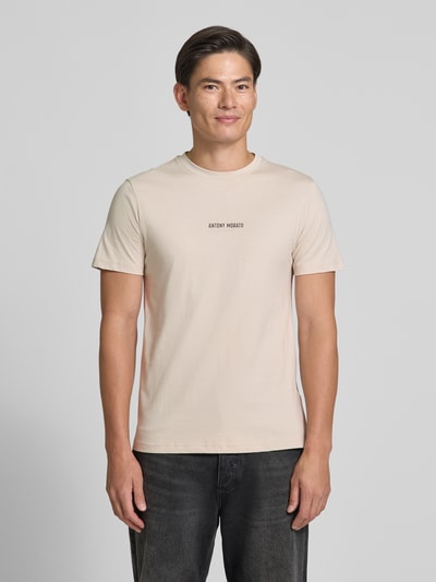 Männermodel trägt Regular Fit T-Shirt mit Label-Print von Antony Morato, beige Farbe, Rundhalsausschnitt, reine Baumwolle, Ganzkörperansicht von vorne.