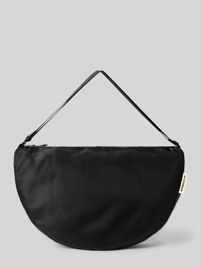 Produktfoto, Bauchtasche mit Logo-Detail von AY STUDIOS in Schwarz, glatte Oberfläche, verstellbarer Schulterriemen, Haupt- und Innenfach mit Reißverschluss, Maße: 54x35x9 cm, Länge Schulterriemen 110 cm