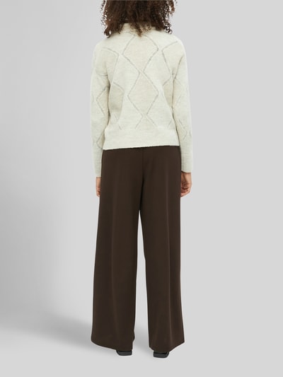 Mädchen trägt Pullover mit leichtem Stehkragen von S. OLIVER BLACK LABEL, kolor jednolity, wzór argyle, długi rękaw, miks wełny i alpaki, widok całej sylwetki z tyłu.