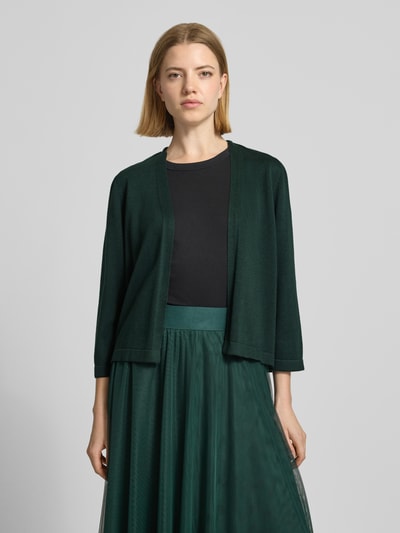 Frauenmodel trägt Strickjacke aus Viskose-Baumwoll-Mix mit 3/4-Arm von Zero in Dunkelgrün, Regular-Fit, offene Passform, Ganzkörperansicht von vorne, Rückenlänge 52 cm, Ärmellänge 47 cm, geeignet für Damen.