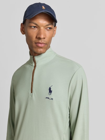 Mannenmodel draagt Regular Fit schipperstrui met korte ritssluiting van Polo Ralph Lauren, lichtgroen, geborduurd logo, Nahaufnahme Oberkörper.