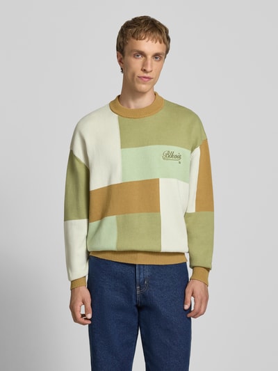 Mannenmodel draagt Regular Fit Pullover in striklook model 'Patchwork' van BLKVIS in katoen met beige, groen en wit, logo-stitching; vooraanzicht bovenlichaam.