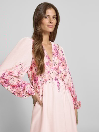 Neo Noir Maxi-jurk met V-hals, model 'SILFI' Lichtroze - 3