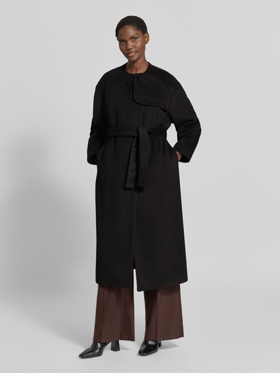 Frauenmodel trägt Mantel mit Rundhalsausschnitt und Bindegürtel von Armani Exchange, Material-Mix in Schwarz, A-Linie, Ganzkörperansicht von vorne.