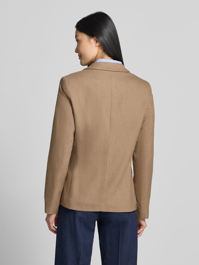 Vrouwenmodel draagt Blazer met Viskose-Anteil van MORE, elastische materiaalmix, getailleerde pasvorm, borstzak, logostitching, 2-knoopsluiting, klepzakken, ruglengte bij maat 36: 65 cm, borstwijdte bij maat 36: 42 cm, mouwlengte bij maat 36: 64 cm, volledig beeld rugaanzicht.