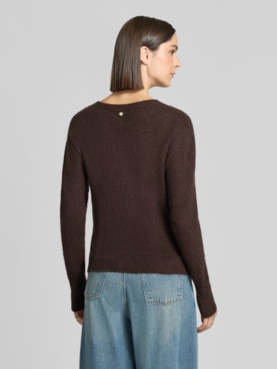 Frauenmodel trägt Slim Fit Longsleeve mit Alpaka-Anteil von Rich & Royal, brauner Strick, Rundhalsausschnitt, Ganzkörperansicht Rückansicht.
