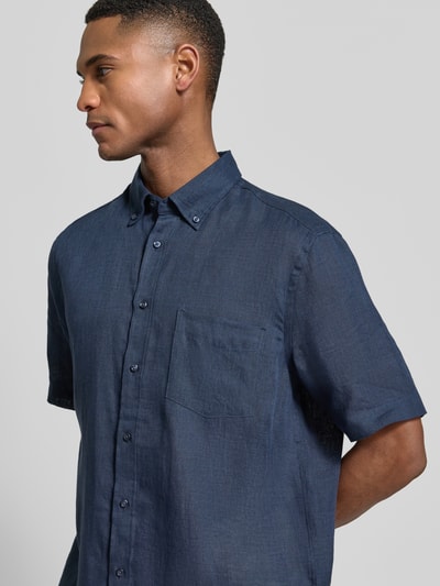 Männermodel trägt Regular Fit Freizeithemd aus Leinen von Christian Berg Men in Dunkelblau, Button-Down-Kragen, Nahaufnahme Oberkörper.