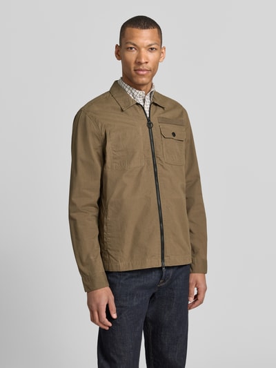 Mannenmodel draagt Regular Fit Hemdjacke aus reiner Baumwolle Modell 'CRAIL WAX' van Barbour, look: effen, platte kraag, tweewegritssluiting, labeldetail, lange mouw met manchet, borstzak, binnenzak, steekzakken, materiaalverwerking: twill, materiaal: puur katoen, vooraanzicht van het volledige lichaam.