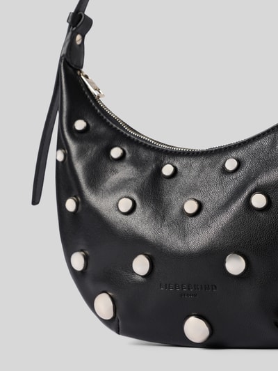 Produktfoto, Hobo Bag mit Applikationen Modell 'RYKER' von LIEBESKIND BERLIN, główna przegroda zamek błyskawiczny, pasek na ramię, aplikacje, wytłoczone logo, szerokość w rozmiarze 1: 27 cm, długość w rozmiarze 1: 22 cm, głębokość w rozmiarze 1: 5 cm, długość paska na ramię w rozmiarze 1: 43 cm, czarna skóra, srebrne aplikacje, gładka faktura