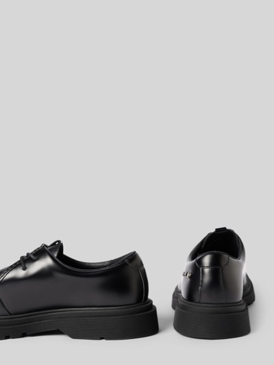 Produktfoto, czarne buty sznurowane 'Schnürschuhe mit Label-Detail' od Replay z zaokrąglonym czubkiem, detal z logo, profilowana podeszwa, wysokość obcasa w rozmiarze 44: 4 cm, wysokość cholewki w rozmiarze 44: 6 cm, szerokość cholewki w rozmiarze 44: 10 cm, gładka tekstura, błyszcząca powierzchnia