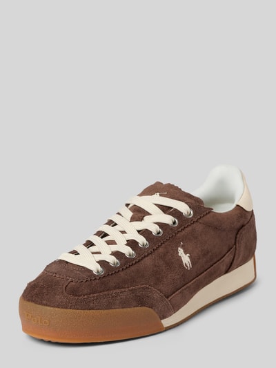 Produktfoto, Low Top Sneaker aus echtem Veloursleder Modell 'HESTER' von Polo Ralph Lauren in Braun mit weißem Logo-Stitching, flacher Absatz, strukturierte Sohle, kontrastfarbene Details, unifarbene Optik, abgerundete Schuhspitze.