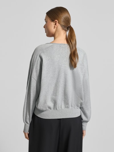 Frauenmodel trägt grauen Strickpullover aus Baumwoll-Kaschmir-Mix Modell 'RISORY' von Drykorn, Relaxed-Fit, Rückenlänge 53 cm, Ganzkörperansicht Rückansicht.