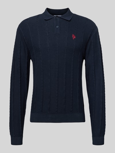 Produktfoto, dunkelblauer Strickpullover mit Strukturmuster und Polokragen, rote Logo-Bestickung, Baumwolle, Slim Fit, REVIEW
