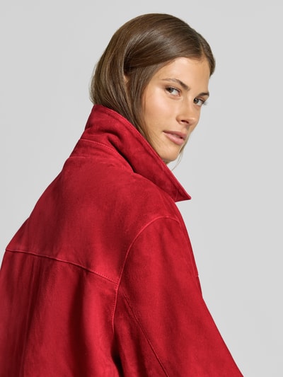 Frauenmodel trägt Lederjacke aus echtem Leder von MYON in Rot, aus Ziegenvelours mit Umlegekragen und Ziernähten, Nahaufnahme Oberkörper.